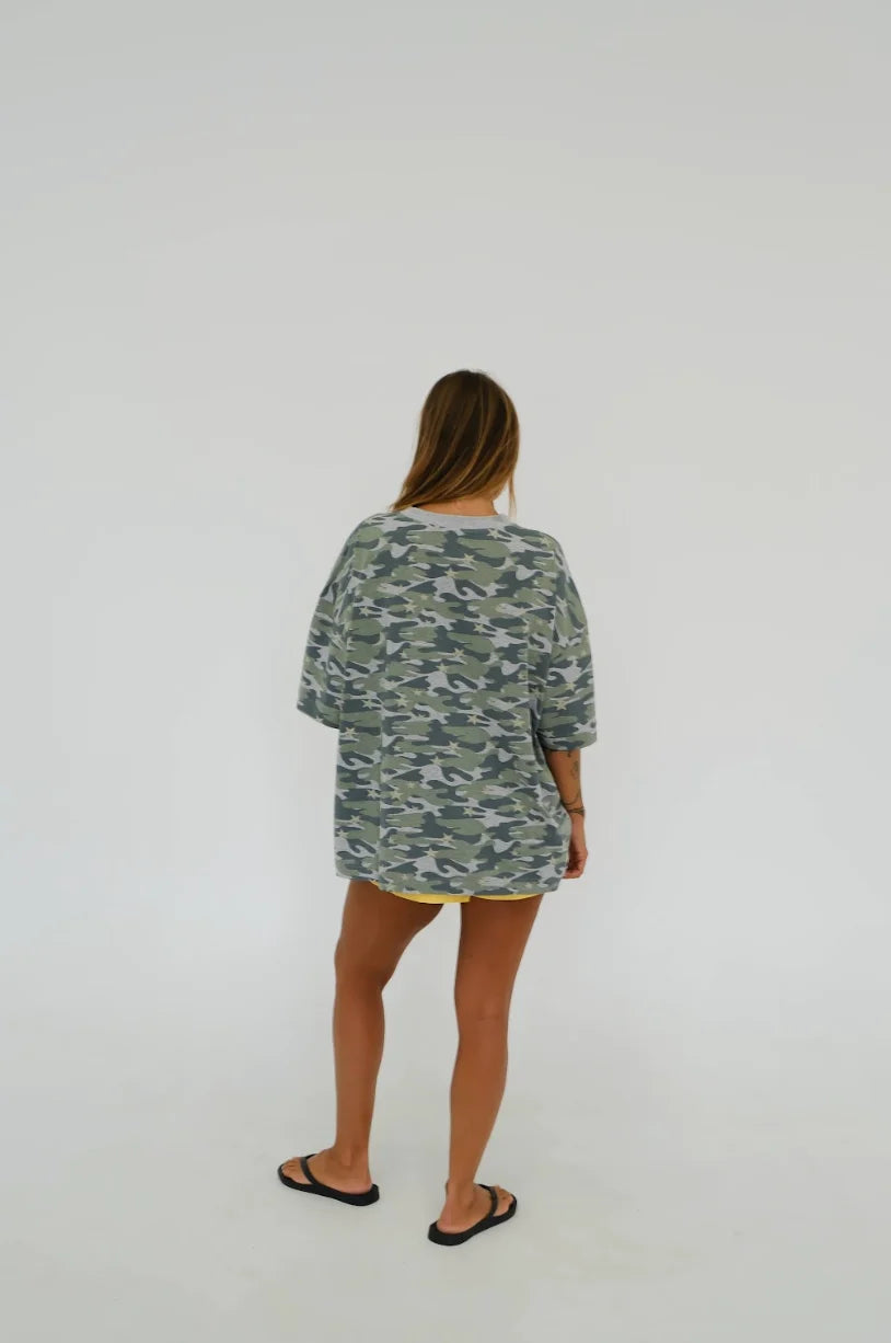 BY BILLIE/ OVERSIZED TEE - CAMO STAR