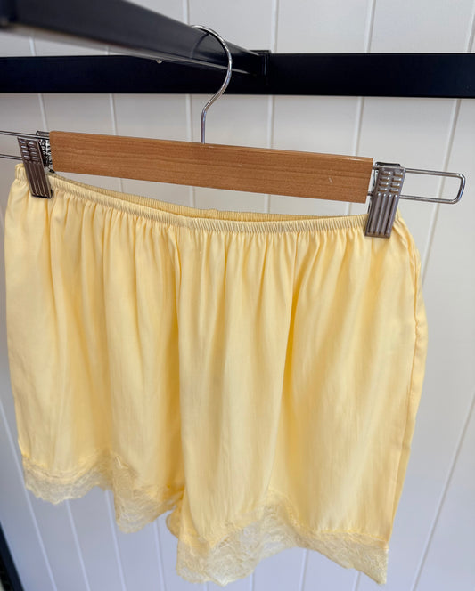 Sophia Lace Short-Lemon