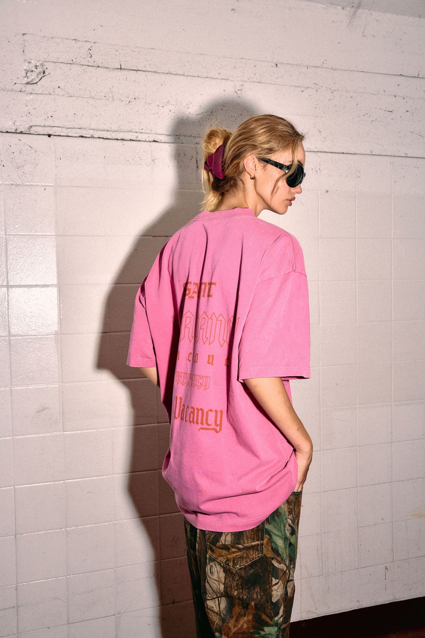 SŚAINT No Vacancy Tee Dark Pink Acid Wash