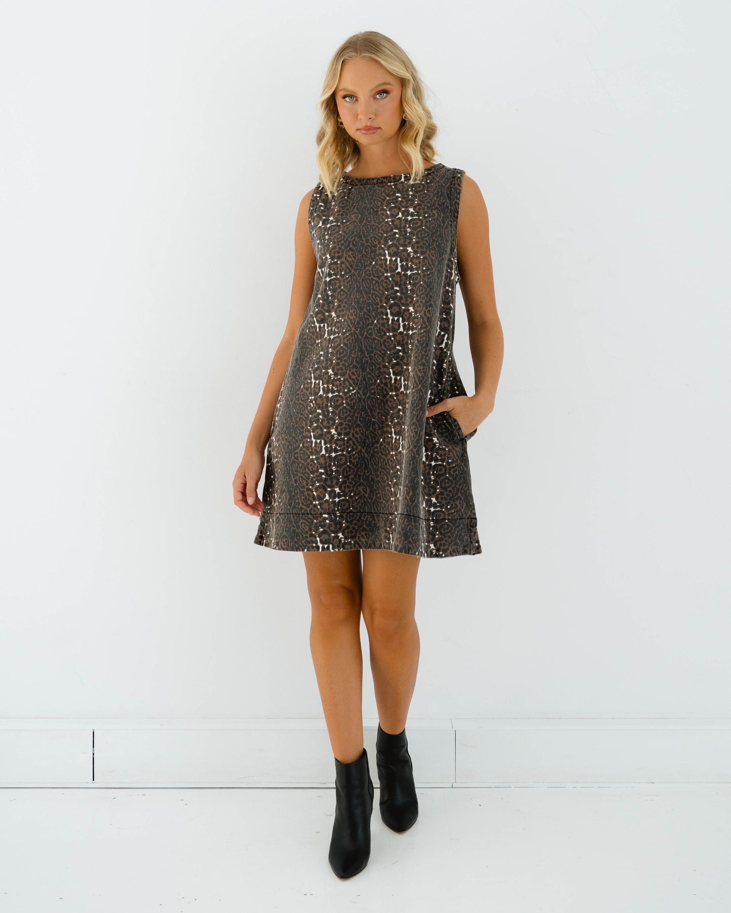 Lee leopard shift