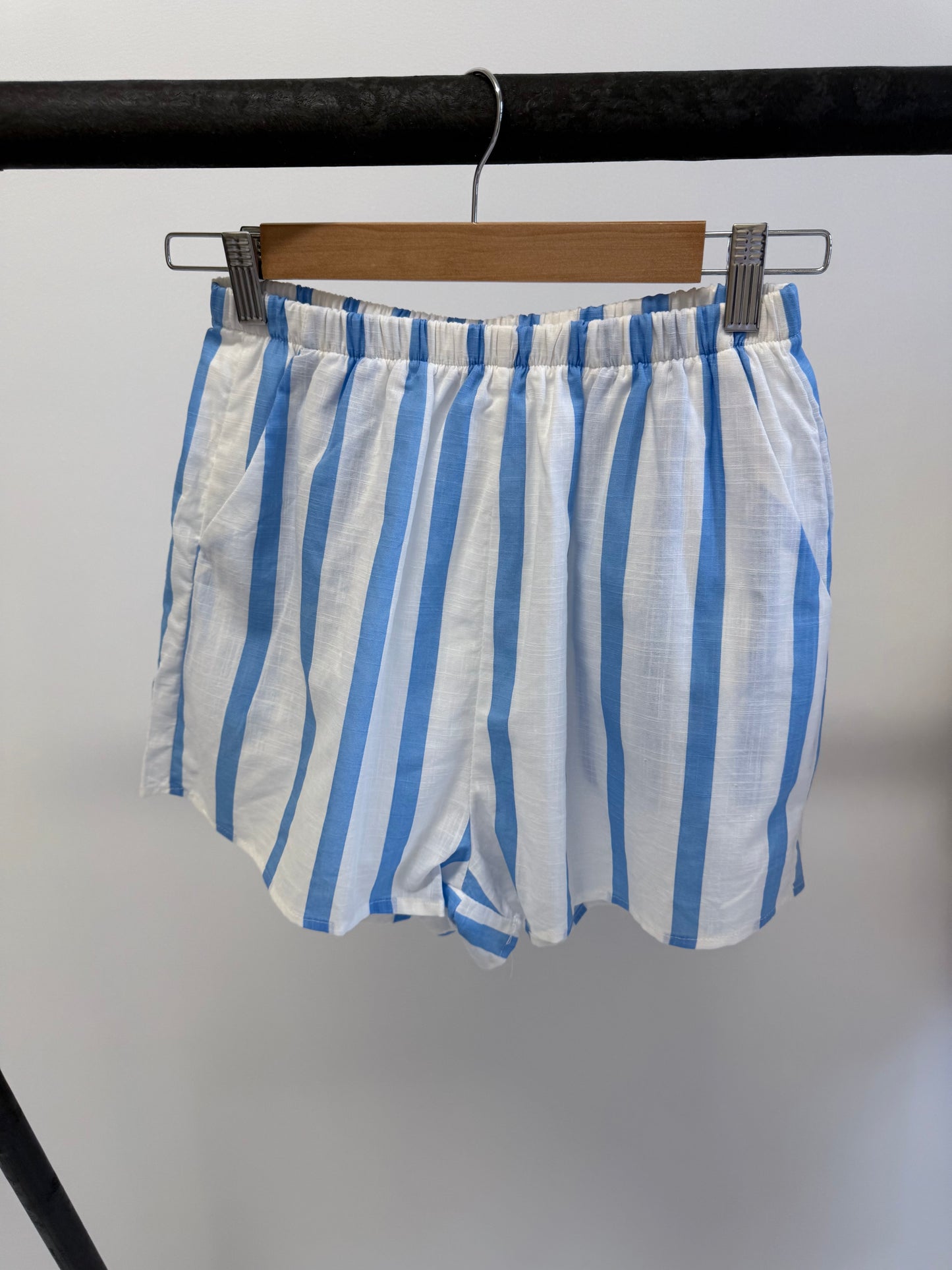 By Frankie / Bronte Short-white blue stripe